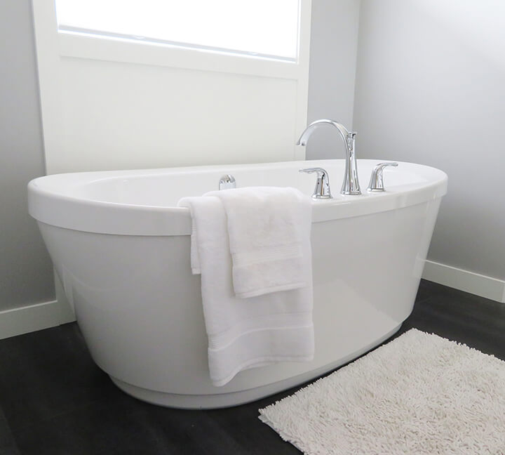 White Linen Bathtub Home Staging on a Budget