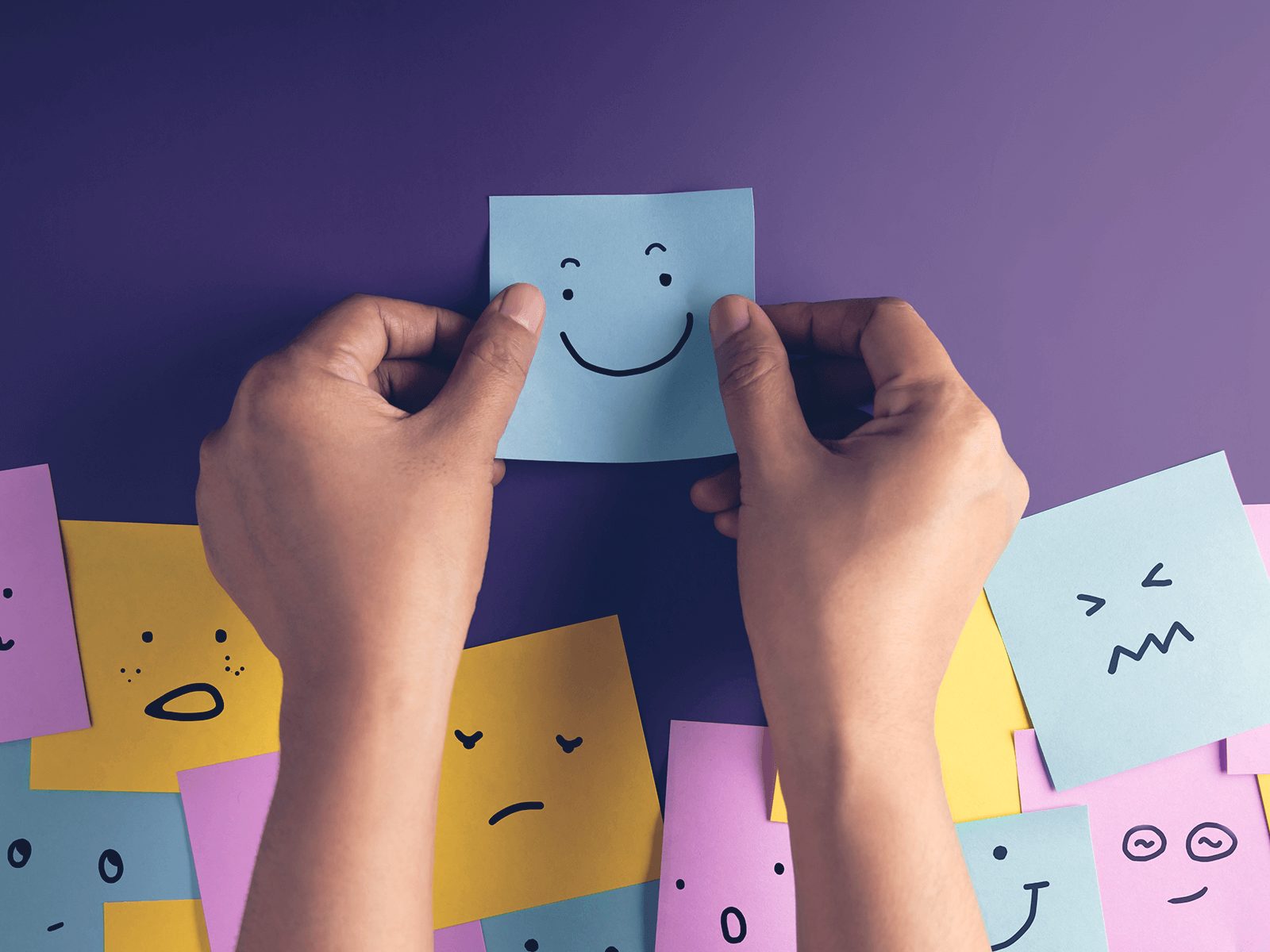 post it notes with faces drawn on